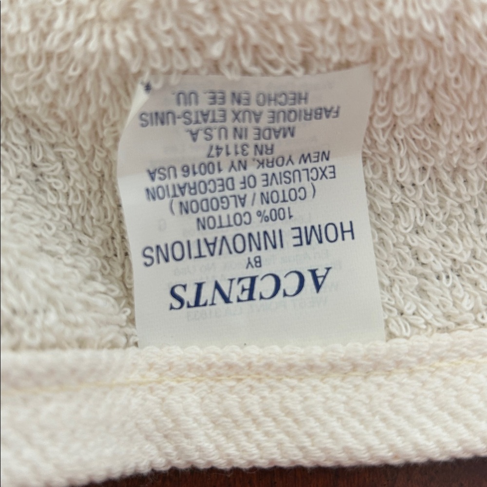 Macy’s Accents by Home Innovations Christmas fancy guest bath and hand towel set - Picture 4 of 5